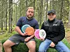 Magnus Rønningenn og Sigurd-Otto Strøm har vært i bresjen for ungdomsgjengen som har jobbet på dugnad for diskgolfbanen.