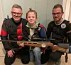 Tre generasjoner med sans for skyting: Knut Arne Valø, sønnen Tom Roald og barnebarn Erik.