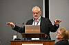 Kommunedirektør Karl-Anton Swensen under sin orientering til kommunestyret torsdag 30. oktober.