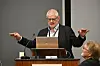 Kommunedirektør Karl-Anton Swensen under sin orientering til kommunestyret torsdag 30. oktober.