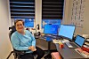 Solrunn Urdshals har hatt fotballen som en viktig del av livet gjennom flere tiår – både som spiller, supporter og ivrig TV-seer. Interessen startet på løkka i Kolvereidvågen og er fortsatt like sterk i dag. Og ser du godt etter, avslører også den røde koppen på skrivebordet hennes hvor supporterhjertet ligger.