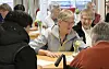 Latteren satt løst da elever og beboere samarbeidet seg gjennom oppgavene under miniutgaven av Generasjonslekene.
