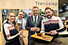 Ida Bondø Lee-Wright, Thomas Borgan og Embret Østring er blant trønderne som representerer Norge på Internationale Grüne Woche (IGW) 2024 i Berlin. Her poserer de sammen med fylkesordfører Tomas Iver Hallem.