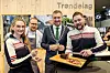 Ida Bondø Lee-Wright, Thomas Borgan og Embret Østring er blant trønderne som representerer Norge på Internationale Grüne Woche (IGW) 2024 i Berlin. Her poserer de sammen med fylkesordfører Tomas Iver Hallem.