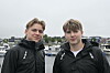 Laurits Krystad (14) og Isak Borgan (15) svarer på spørsmål og hjelper båtgjester som besøker Rørvik.
