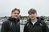Laurits Krystad (14) og Isak Borgan (15) svarer på spørsmål og hjelper båtgjester som besøker Rørvik.