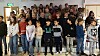 Fjerdeklassingene sang under åpningen av Internasjonal dag ved Rørvik skole.