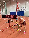 John Petter Stevik foran tavla som viser hans nye rekord på 800 meter innendørs.