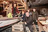 Eva Otervik Vatnan, Bjørn Vatnan (bak), Bernt Kjørsvik Jan Håvard Brevik, Eivind Aakvik og Jon Magne Grefstad (foran) bidrar til at åttringen 'Faragut' igjen skal komme ut på sjøen.
