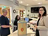 Andrea Nogva var blant dem som benyttet muligheten til å forhåndsstemme hos Ulla Haug og Anne Grete Moen ved Servicetorget tirsdag.