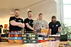 Ønsker folk velkommen til brettspillhelg i biblioteket på Rørvik. Fra venstre Thomas Stenhaug, Eirik Ulsund, Kristian Grannes og Daniel Stangring.
