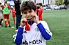 Mohammed på G10-laget måtte selvfølgelig teste medaljen med det klassiske seierbittet.