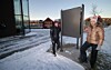 Skiltplatene kom på plass tidligere i år. Nå skal de snart fylles med innhold. Anne Mette Haugan og Renate Strand ser fram til å dele informasjon om totalt 24 løyper for kajakkpadlere.