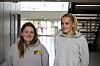 Amalie Strømsøy (14) og Vilde Bull (14) har sommerjobb som aktivitetsledere under sommersportsmix for andre året på rad.