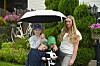 Jan-Konrad (11), Gustav (6) og Benjamin (7) drev hagekiosk gjennom store deler av sommerferien. Her sammen med mamma Natalia Molenda.