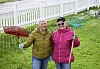 Iren Flasnes og Guri Sagvik er klare for dugnad ved prestegården – med rive i hånda og godt humør på plass.