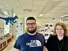 Bibliotekarene Jørgen Hernholm og Silje Strøm Mellingsæter, stråler av glede i den nyoppussede barneavdelingen på Rørvik bibliotek, klare til å ønske små og store lesere velkommen.