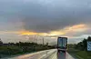 Laksen er på vei fra tidlig morgen av, mens sola forsøker å trenge igjennom skydekke i øst.
