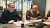 Konsernsjef Are Brekk (til venstre) i MOEN-gruppen og fagsjef Svein Børre Wilhelmsen i ABT Bygg AS signerer avtalen om bygging av landets første arktiske tørdokk.
