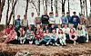 Tage Helmersen, Håvard Bremset Hanssen, Stig Ove Øren, Torger Holm, Are Husby, Frank Roger Møllevik, anonym, Endre Hyldmo, Kenneth Bøe, Inge Olav Lauten og Bjørnar Kristiansen. Midterst rekke fra venstre: Torill Kvisterø (klasseforstander), Monica Wannebo, Gro Mari Klingen, May Bente Sandnes, Siw Monica Iversen, anonym, Reinert Torsvik, anonym, anonym, Frode Arnøy og Veslemøy Blomsnes (klasseforstander). Foran fra venstre: Hildegunn Brækkan, Vibeke Østli, Vibeke Strøm, Truls Øren, Trine Øren, Sissel Rønningen, Tonje Finnestrand, Trude Livik og Hanne Kristin Johansen.