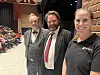 Gard B. Eidsvold og Cato Skimten Storengen tok seg tid til å hilse på publikum sammen med Stine Barstad Holm fra kommunens kulturavdeling.