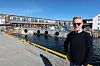 Arve Nordahl gleder seg over anløpskaia i Rørvik som er blitt tilpasset personer med nedsatt funksjonsevne. - Det hjelpe ikke når 'Namdalingen' var utilgjengelig for denne samme gruppen når den kom fra båtbyggeriet, sier han.