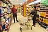 Sammen skal de sørge for at varer kommer hjem til de som ikke kan gå i butikken. Sammen på en trygg meters avstand.