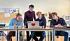K-pop og trening på spising med spisepinner har vært en del av hjemmeleksene til Jonas Flasnes, Ørjan Sagmo og Johannes Hamre den siste tiden. Jimmy Seo er gjestelærer og gir elevene verdifull kunnskap om landet som venter dem om en drøy måned. Mari Norland var ikke tilstedet da bildet ble tatt.