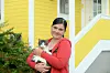 Sara-Marie Ulsund Stiksrud utenfor sitt hjem på Austafjord.