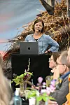 Camilla Skjerve-Gordley delte sine erfaringer med deltakerne på Jordfestivalen. Interessen for jord og matproduksjon har røtter tilbake til oppvekstens besøk hos besteforeldrene i Leirvika, mellom Foldereid og Kolvereid.