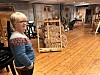 Leder Marit Solum Andersen i Nærøy Husflidslag ønsker å få mer aktivitet inn i Gammelbanken, og flere til å være med på å holde hus og hage vedlike.