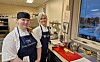 Henriette Lien (til venstre) og Heidi Hernes er klare til å representere Ytre-Namdal i form av delikat fiskesuppe under VM i Trondheim.