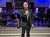 Arkivbilde: Stian Rosenvinge under en opptreden i Kolvereid kirke. Nå står han på scenen i Rørvik kirke sammen med flere gjesteartister.