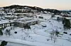 Selv om den tidlige vinteren skapt noen utfordringer for anleggsarbeidet går opparbeidelsen av uteområdet ved Kolvereid skole med tilhørende park og idrettsanlegg greit framover. Området lengst vest er allerede tatt i bruk av skolen