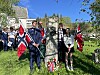 Foran flaggbærere Edvin Valla og Sunniva Sverdrup, bak Camilla Aune Haug og ordfører Amund Hellesø.