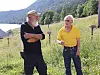 Erling Alsli har drevet med båtbygging i mange tiår. Her i samtale med Håvard Bergerud som også nylig gikk bort.