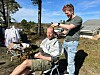 - Jeg har klippet litt før ja - både meg selv og andre, sa markedets frisør Arne Bjarte Lid. Her er det Wilhelm Nessa som får ny sveis.