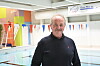 Kommunalsjef Håvard Hernes foran bassenget i Rørvik svømmehall.