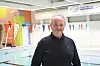 Kommunalsjef Håvard Hernes foran bassenget i Rørvik svømmehall.