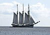 Den svenske skonnerten «Vega Gamleby» bygd i 1909. Den har i likhet med «Teriberky» tre master. Den er rundt 98 fot, altså en anelse større enn «Teriberky», som forliste ved Horsværet.