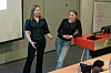 Pia Brun fra Kolvereid (til høyre) delte erfaringer fra studielivet ved NTNU. Hun er tidligere elev ved YNVS. Foto: Lykt