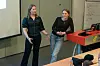 Pia Brun fra Kolvereid (til høyre) delte erfaringer fra studielivet ved NTNU. Hun er tidligere elev ved YNVS. Foto: Lykt