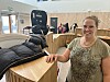 Det har kommet inn alt fra barnestol og babyutstyr til skøyter og fotballsko. Stine Barstad Holm håper på enda mer før dørene åpner midt på dagen søndag 26. mai.