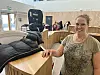 Det har kommet inn alt fra barnestol og babyutstyr til skøyter og fotballsko. Stine Barstad Holm håper på enda mer før dørene åpner midt på dagen søndag 26. mai.