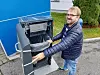 Frank Arild Hasfjord inspiserer den automatiske dunken.