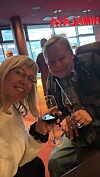 Inkludering er å få oppleve verden samme, skriver Line Marit Flasnes - her sammen med ektemannen Brynjulf Flasnes som er rullestolbruker.