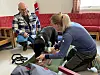 Lars-Erik Nordheim med huskyen Sky får instruksjoner av Gro Myklebust.