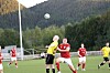 Noen dueller blir det i 6. divisjon. Her er det Emil Wennevik som går i duell med en motstander.