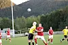 Noen dueller blir det i 6. divisjon. Her er det Emil Wennevik som går i duell med en motstander.
