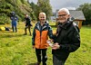 Thor Brandt (til høyre) går snart av med pensjon og han har i løpet av sin tid hatt tett kontakt med både frivillige og kommunene i Ytre Namdal. Frode Setran, som er en av ildsjelene som har jobbet for realisering av turstien til Galtneset takket Brandt for godt samarbeid gjennom mange år.